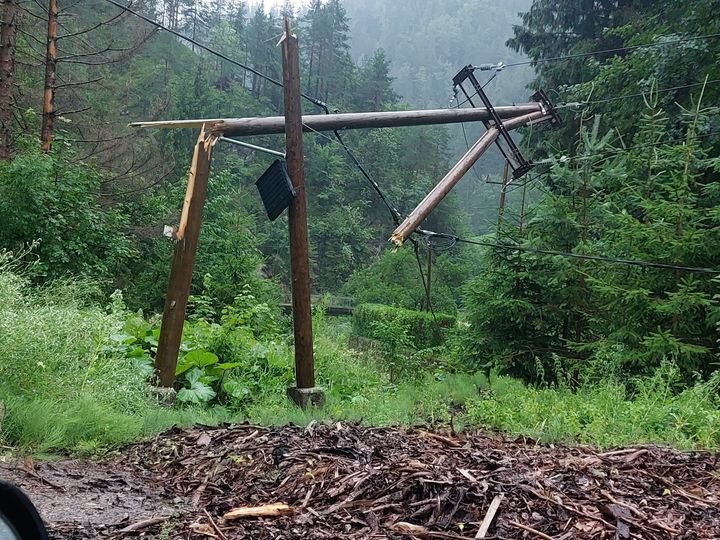 Fotografija: Veter je lomil drogove. Na Koroškem skoraj 1200 ljudi še brez elektrike. Fotografija je iz Šmelca - zaselka pri Črni na Koroškem. FOTO: Boris Keber, Fb