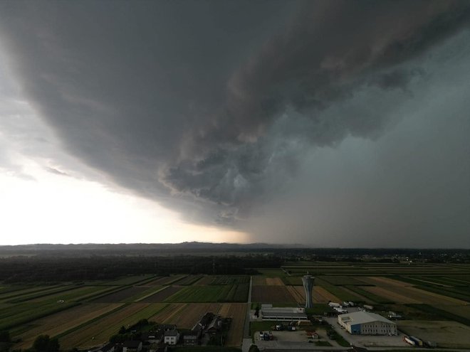 Pogled na nevihto, ko je zvečer dosegla občino Črenšovci. Fotografija je nastala z dronom. FOTO: Goran Žerdin/Neurje.si