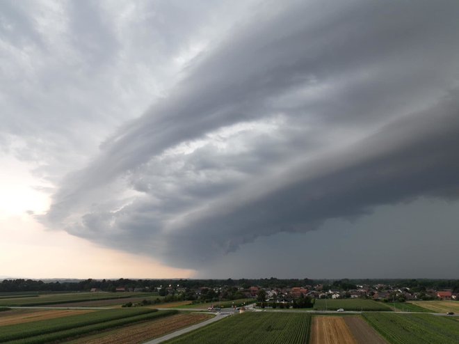 Takšna so bila v torek zvečer fotografska poročila s terena. FOTO: Neurje.si