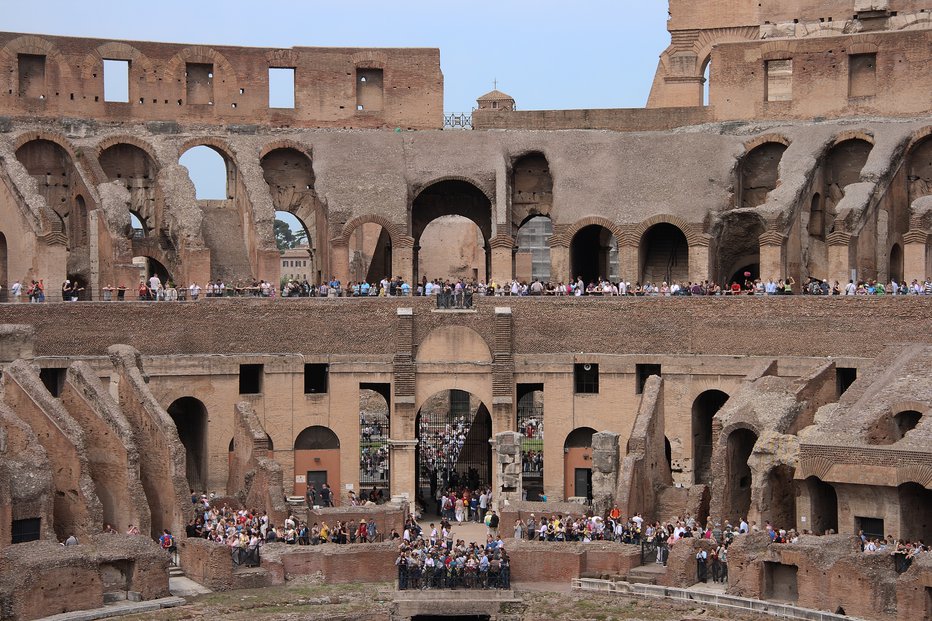 Fotografija: Zgrajen je bil med letoma 70 in 80 našega štetja in je bil prizorišče javnih usmrtitev in gladiatorskih bojev starih Rimljanov. FOTO: Brane Piano