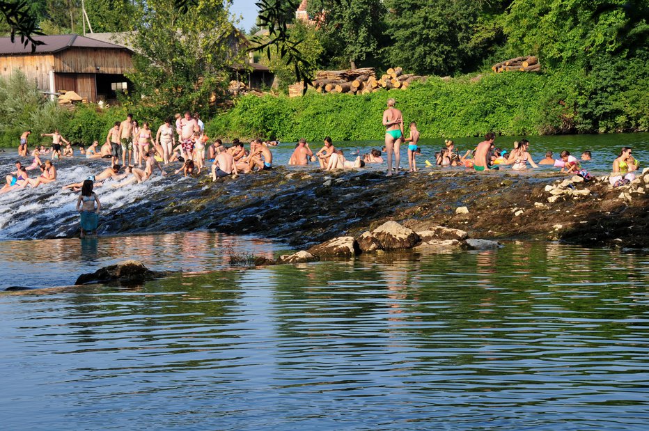 Fotografija: Kolpa je priljubljena izletniška točka. FOTO: Rudi Vlašič, arhiv Novic