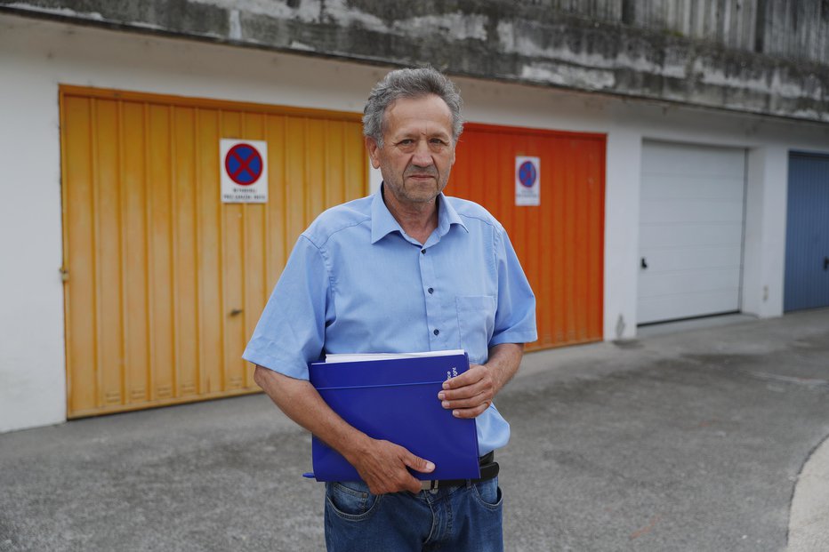 Fotografija: Štefan Lončarek pravi, da pred garažo ne bo več mogel varno ustaviti. FOTO: Leon Vidic