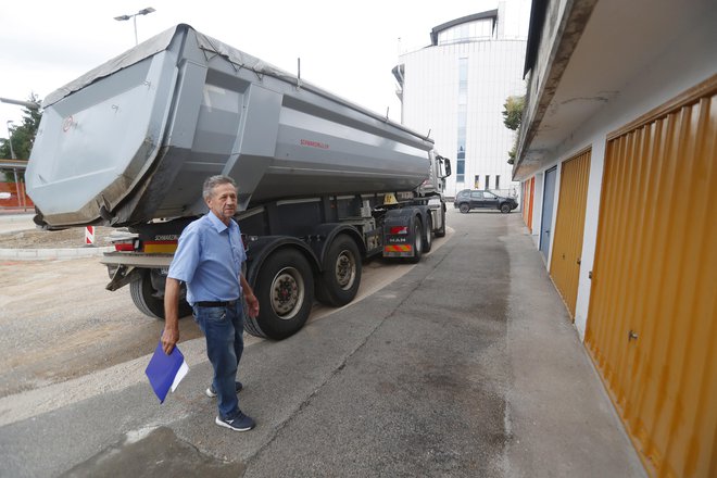 Vzeli so jim štiri metre asfaltirane ceste. FOTO: Leon Vidic