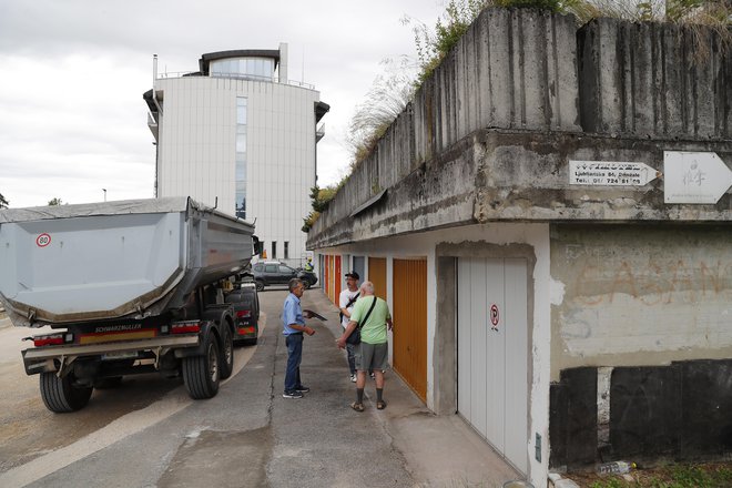 Osem lastnikov garaž se počuti oškodovane. FOTO: Leon Vidic