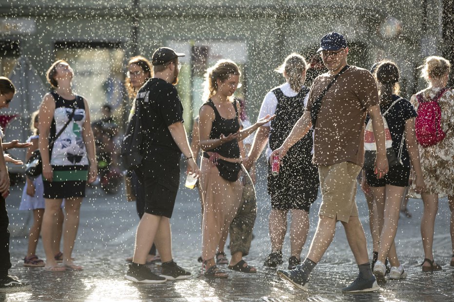 Fotografija: Spremembe temperature okolja, zlasti nenadne in ekstremne, kot je vročinski val, lahko povzročijo utrujenost, saj se telo prilagaja spremembam. FOTO: Jure Eržen