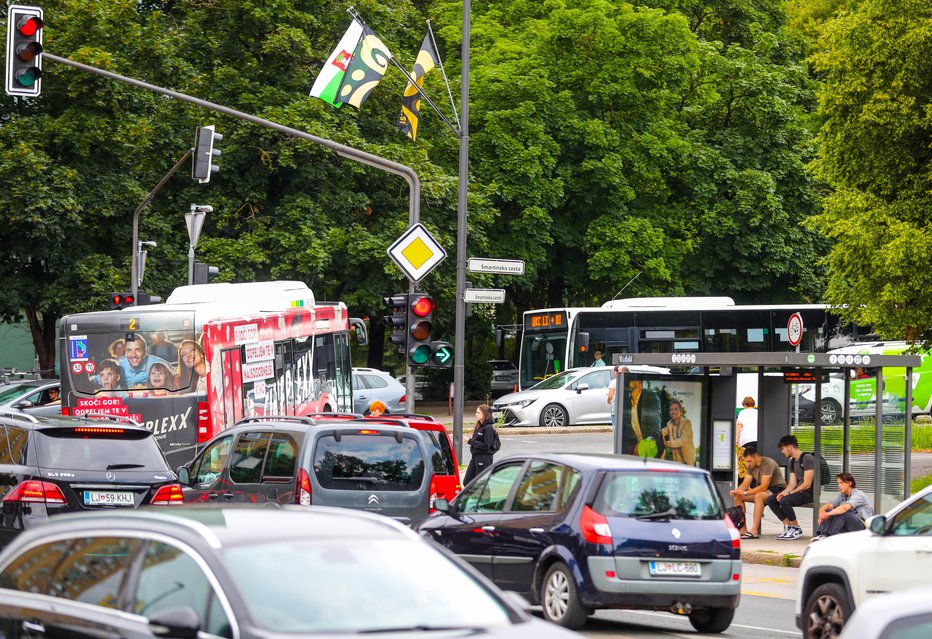 Fotografija: Voznica avtobusa je na tem posebnem ljubljanskem križišču zavila desno pri zeleni luči. FOTO: Matej Družnik