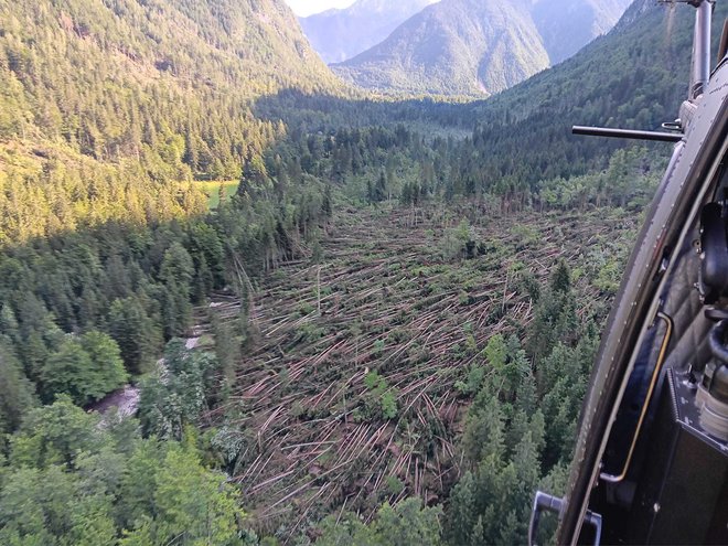 Posledice rušilnega orkanskega vetra v dolini Radovne, zaradi česar je cesta za dolino Kot in Krmo iz mojstranške in iz blejske strani neprevozna. FOTO: Boštjan Benedičič/SV