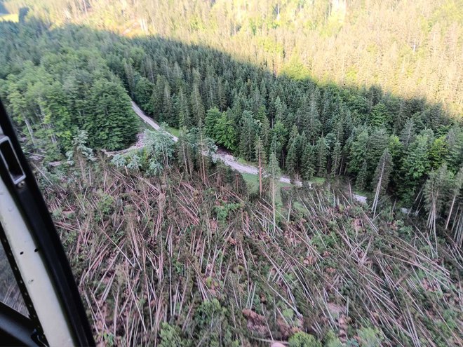 Posledice rušilnega orkanskega vetra v dolini Radovne, zaradi česar je cesta za dolino Kot in Krmo iz mojstranške strani in iz blejske strani neprevozna. FOTO: Boštjan Benedičič/SV