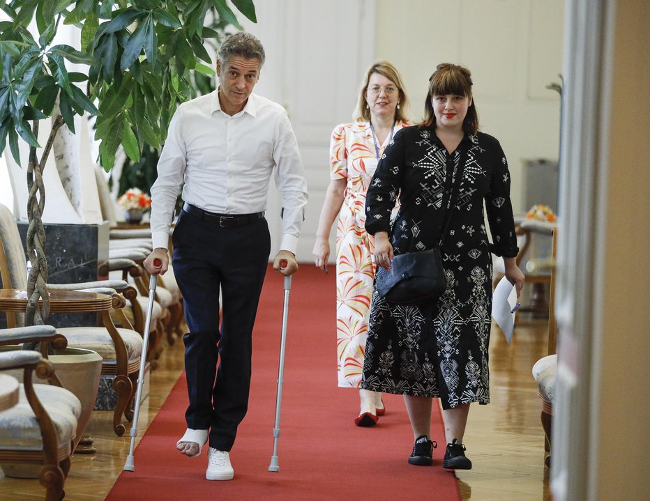 Fotografija: Sestanek Roberta Goloba z Niko Kovač in strateškim svetom za preprečevanje sovražnega govora. 19.7.2023.  FOTO: Jože Suhadolnik/delo