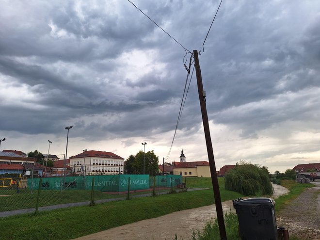 Toča, naliv in poplave v vasi Voličina. FOTO: Bralec Leni