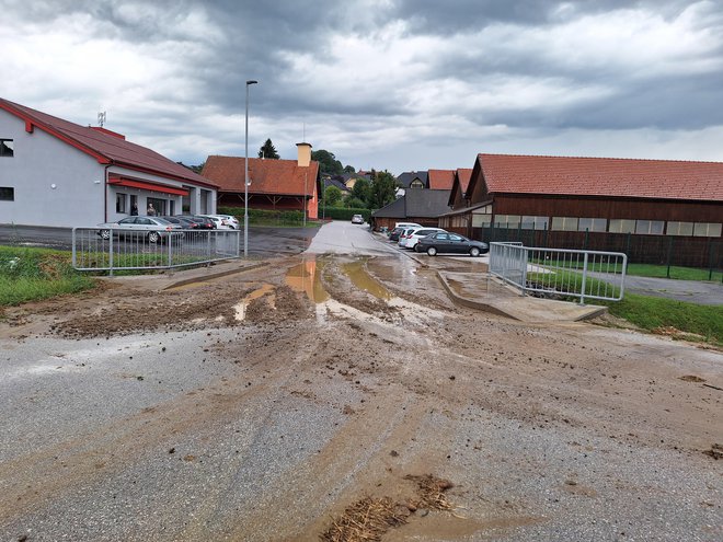 Toča, naliv in poplave v vasi Voličina. FOTO: Bralec Leni