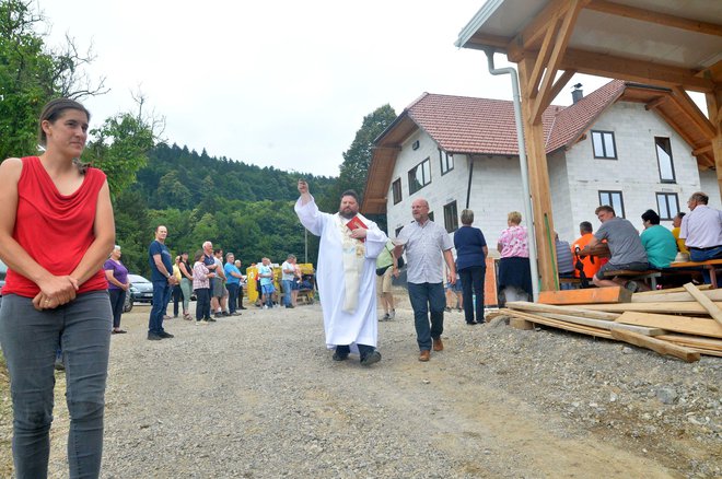 Tržiški župnik Jože Kohek je blagoslovil domačijo.