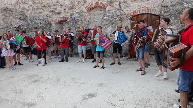 Ljubitelji Pečjakovih harmonik za prihodnje leto napovedujejo vseslovensko srečanje.