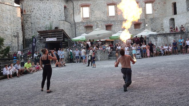 Srednjeveški dan so zaokrožili z ognjeno predstavo.