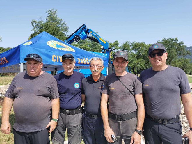 Od leve proti desni: Darko Zonjič (poveljnik Državne enote za varstvo pred neeksplodiranimi ubojnimi sredstvi), Benjamin Kreševec (pirotehnik), Srečko Šestan (vodja Civilne zaščite), Aljaž Leban (pirotehnik), Igor Boh (predstavnik Uprave Republike Slovenije za zaščito in reševanje). FOTO: Regijski štab Civilne Zaščite, Ervin Čurlič