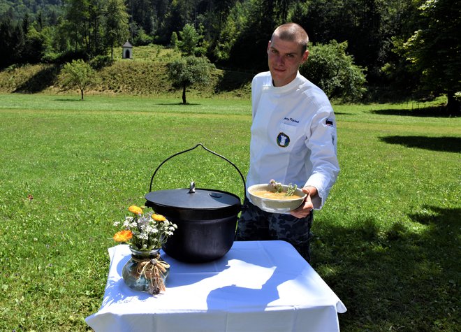 Janez Kržišnik ga je skuhal po starem receptu. FOTO: Sabina Bohinc