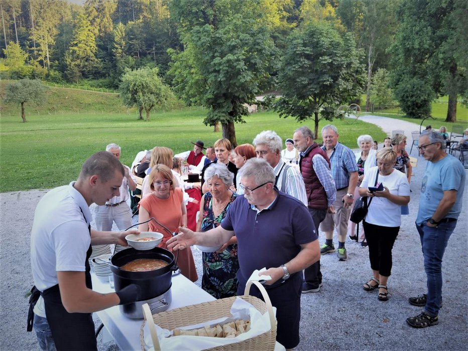 Fotografija: Obiskovalci prireditve so se okrepčali z imenitnim visoškim loncem. FOTO: Sabina Bohinc