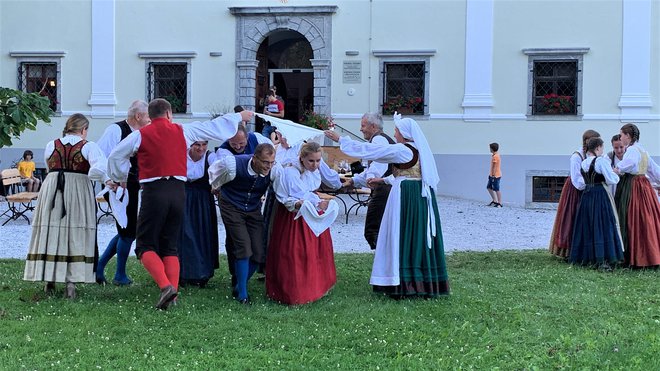 Plesalci folklorne skupine Zala so zaplesali na travniku. FOTO: M. P.