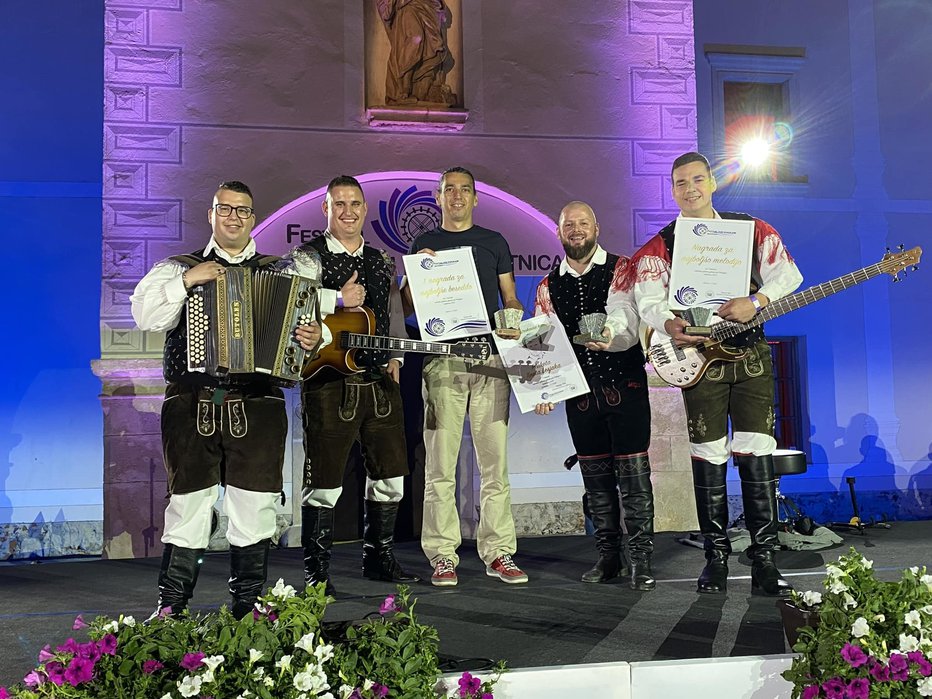 Fotografija: Ansambel Brloga je v Oplotnici prejel strokovno nagrado in plaketo Tineta Lesjaka, s fanti na odru je tudi Matej Kocjančič, ki je za njihovo pesem Ljubim slovensko zemljo prejel prvo nagrado za najboljše besedilo. FOTO: arhiv ansambla