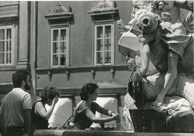 Poletje, ko so se Ljubljančani še hladili v originalnem Robbovem vodnjaku. FOTO: S. N.