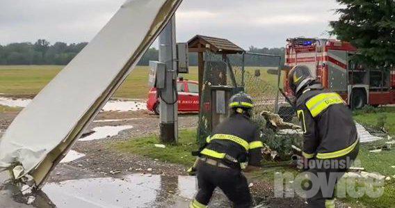 Scene di terribile tempesta: donna morta schiacciata da un albero, aereo danneggiato al decollo (VIDEO)