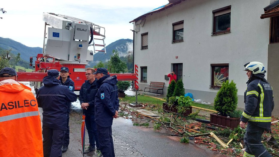 Fotografija: Čepovan so obiskali minister Marjan Šarec in državni sekretar Rudi Medved ter poveljnik Civilne zaščite Srečko Šestan. FOTO: Ministrstvo Za Obrambo RS