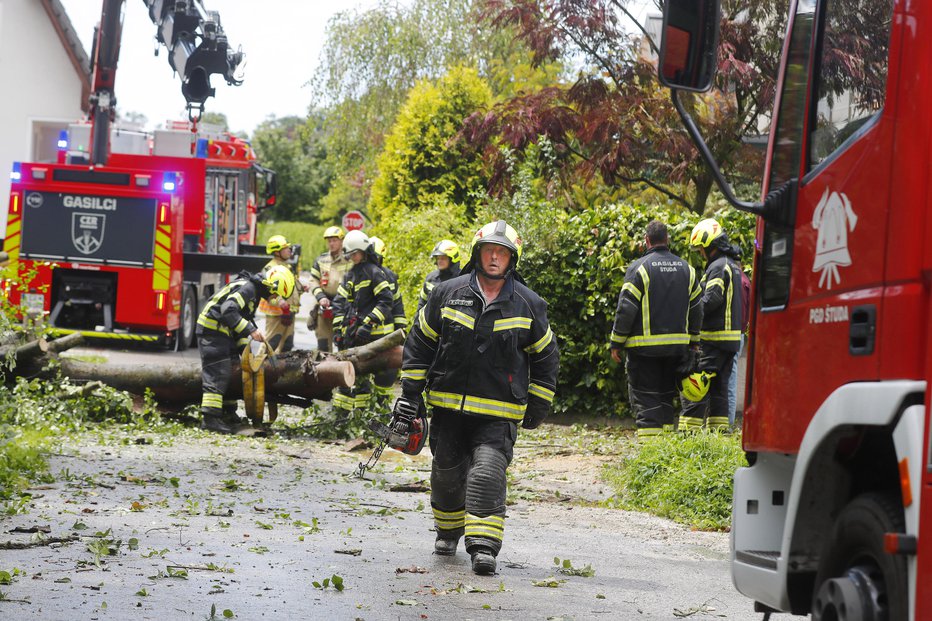 Fotografija: Gasilci odstranjujejo drevo, ki je padlo na cesto. Šentpavel pri Domžalah. FOTO: Leon Vidic, Delo