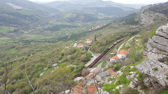 Občutljiv del Kraškega roba, pri Podpeči. FOTO: Boris Šuligoj