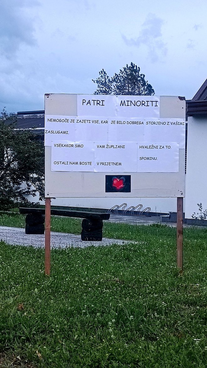 V podporo in zahvalo patrom so farani izdelali številne panoje.