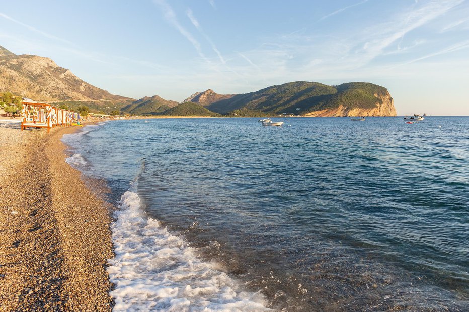 Fotografija: Obali v bližini naselja Buljarica je priljubljena poletna turistična destinacija. FOTO: Ansyvanych Getty Images/istockphoto