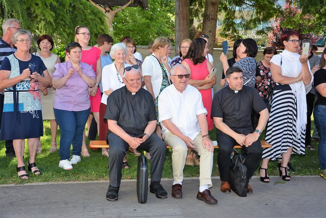 Postavitev so spremljali trije duhovniki, z leve zlatomašnik Drago Svetko, domači zlatomašnik Mirko Škoflek in dekan mag. Srečko Hren. FOTO: Darko Naraglav