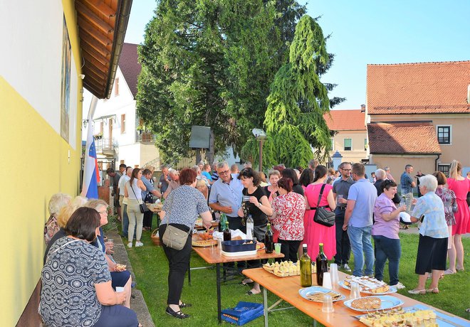 Sledilo je veselo druženje ob dobrotah. FOTO: Darko Naraglav