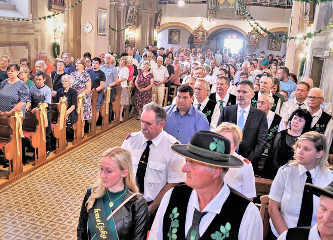 Zlato mašo je spremljalo veliko župljanov, predstavnikov KS, društev in tudi hmeljarskih starešin. FOTO: Darko Naraglav