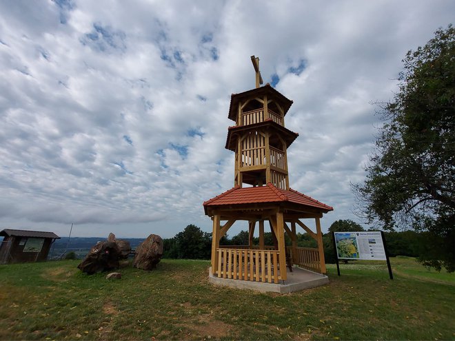 Stolp že vabi nove obiskovalce. FOTO: Oste Bakal