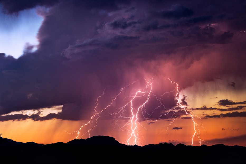 Fotografija: Veste, zakaj pride do udara strele in zakaj ob tem grmi? FOTO: Mdesigner125 Getty Images/istockphoto