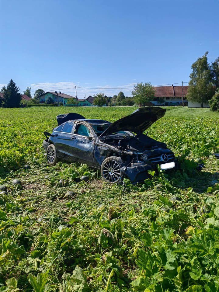 Fotografija: V Brezovcih je voznik končal na njivi. FOTO: PGD Murska Sobota