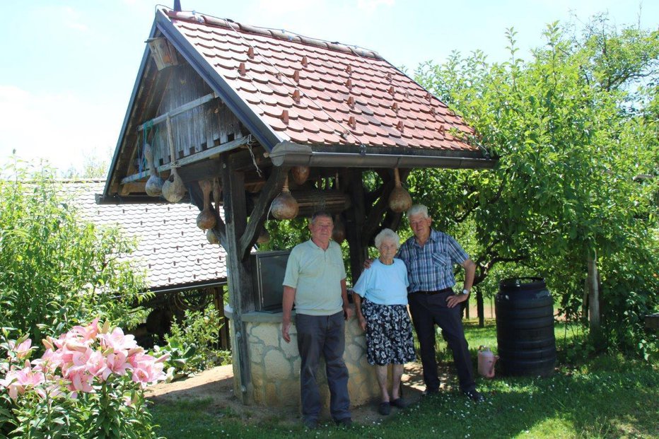 Fotografija: Marica in Slavko ter njegov brat Anton ob starem studencu