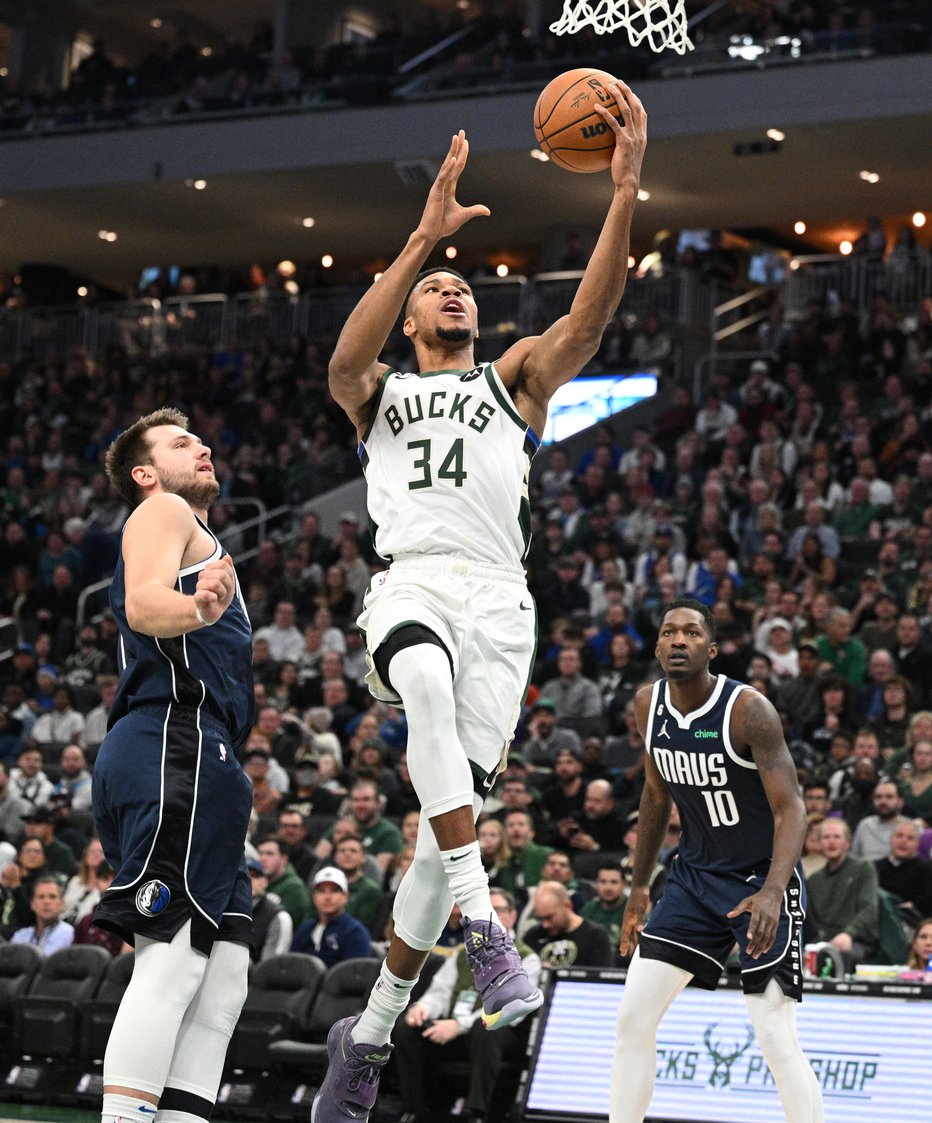 Fotografija: Luka Dončić v Stožicah ne bo dočakal Giannisa Antetokounmpa (desno). FOTO: Michael McLoone/USA Today Sports