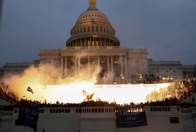 Eksplozija pred Kapitolom, ki jo je povzročila policija, da bi razgnala Trumpove podpornike. FOTO: Leah Millis, Reuters