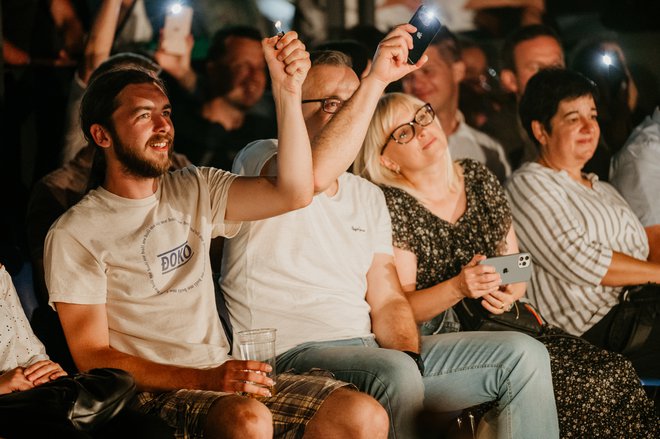 Kot včasih – romantično in srčno, z vžigalniki in lučkami na telefonih. Tabuji gredo naprej, s starimi in novimi hiti.