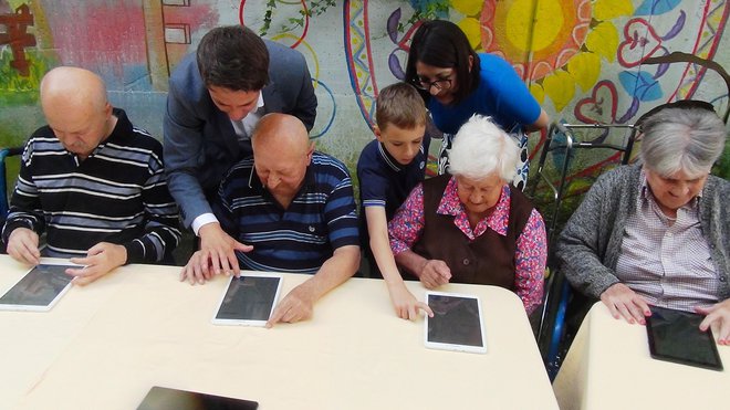 Ministrica je ob sinovi podpori pomagala pri raziskovanju mobilnih telefonov in računalniških tablic.