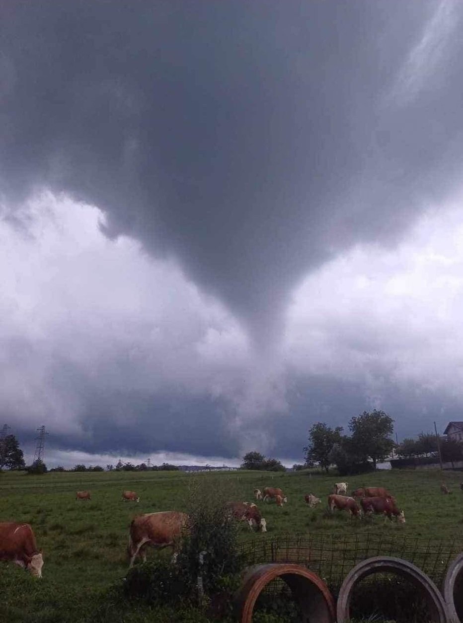 Fotografija: Tornado je bil kratkotrajen, posledice bodo še dolgo odpravljali. FOTO: Miha Dimic, Neurje.si