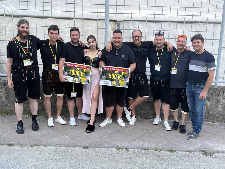 Fotografija: Absolutni zmagovalci festivala Loborfest so člani dolenjske skupine Džuboks, ki so na Hrvaškem nastopili v razširjenem sestavu.