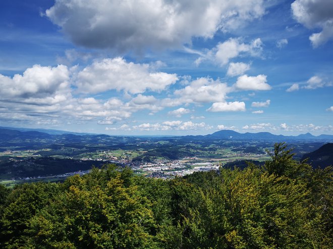 Pogled s stolpa na Šentjursko dolino FOTO: Beti Burger