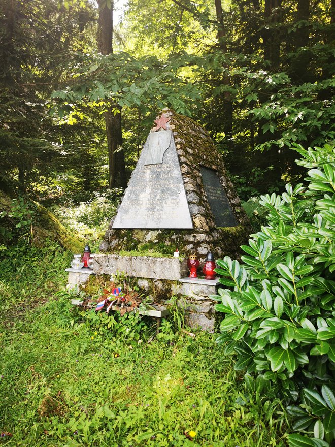 Na robu gozda stoji spomenik NOB, posvečen Cvetki Jerin in Dušanu Lahu. FOTO: Beti Burger