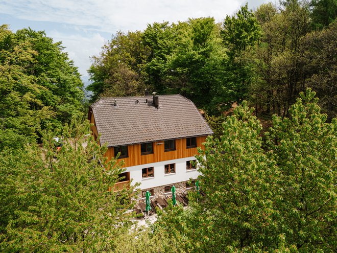 Na jasi stoji nedavno prenovljeni planinski dom. FOTO: Matic Javornik