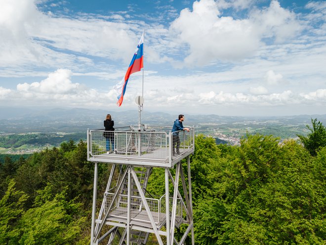 Na vrhu je 20 metrov visok razgledni stolp, s katerega se vidi daleč naokrog. FOTO: Matic Javornik