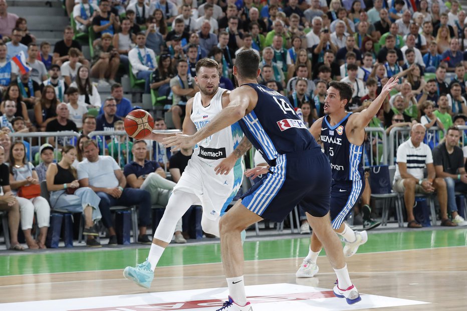 Fotografija: Luka Dončić se je izkazal s trojnim dvojčkom: z 21 točkami, 14 asistencami in 10 skoki. FOTO: Leon Vidic