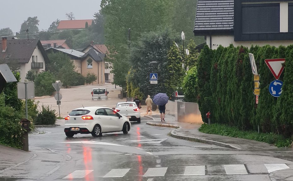 Fotografija: Poplavljena Gmajnica odrezana, po nobeni poti se ne pride do Ljubljane, nam je javila bralka Nika. FOTO: Bralka Nika