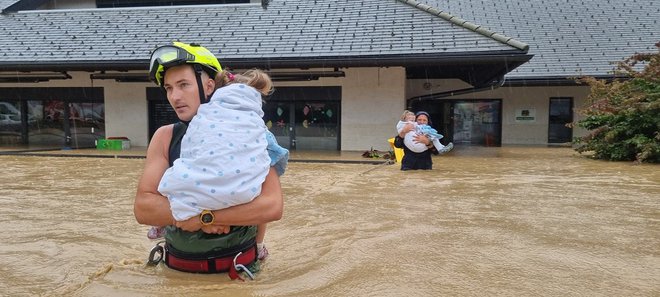 Gasilci rešujejo otroke iz vrtca v Mengšu. FOTO: PGD Mengeš